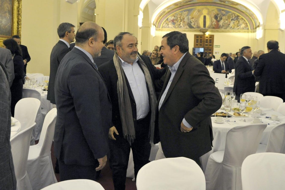 Carlos Pedrosa, secretario regional de UGT, saluda a Juan Pinilla. 