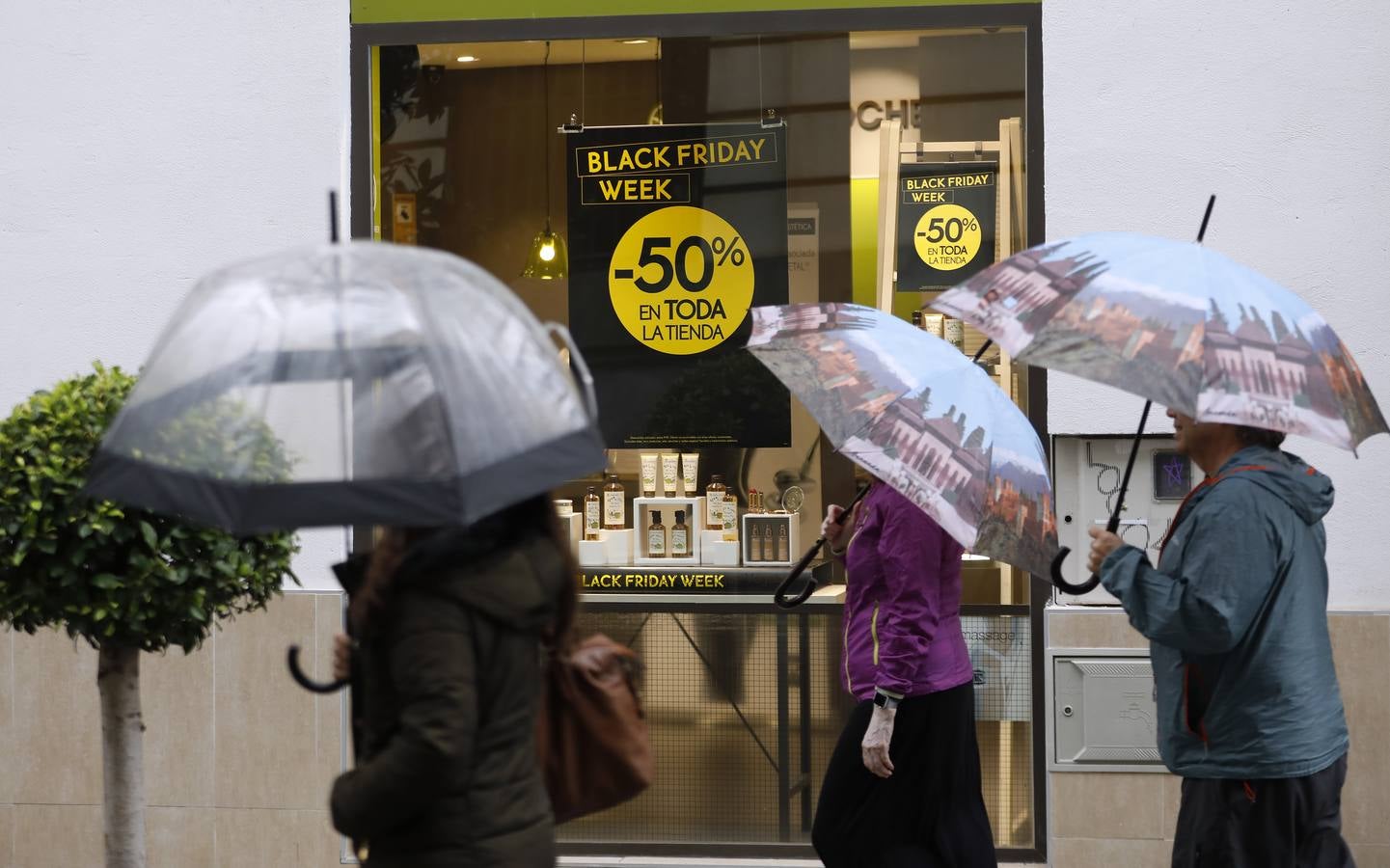 En imágenes, los preparativos en Córdoba para el «Black Friday»