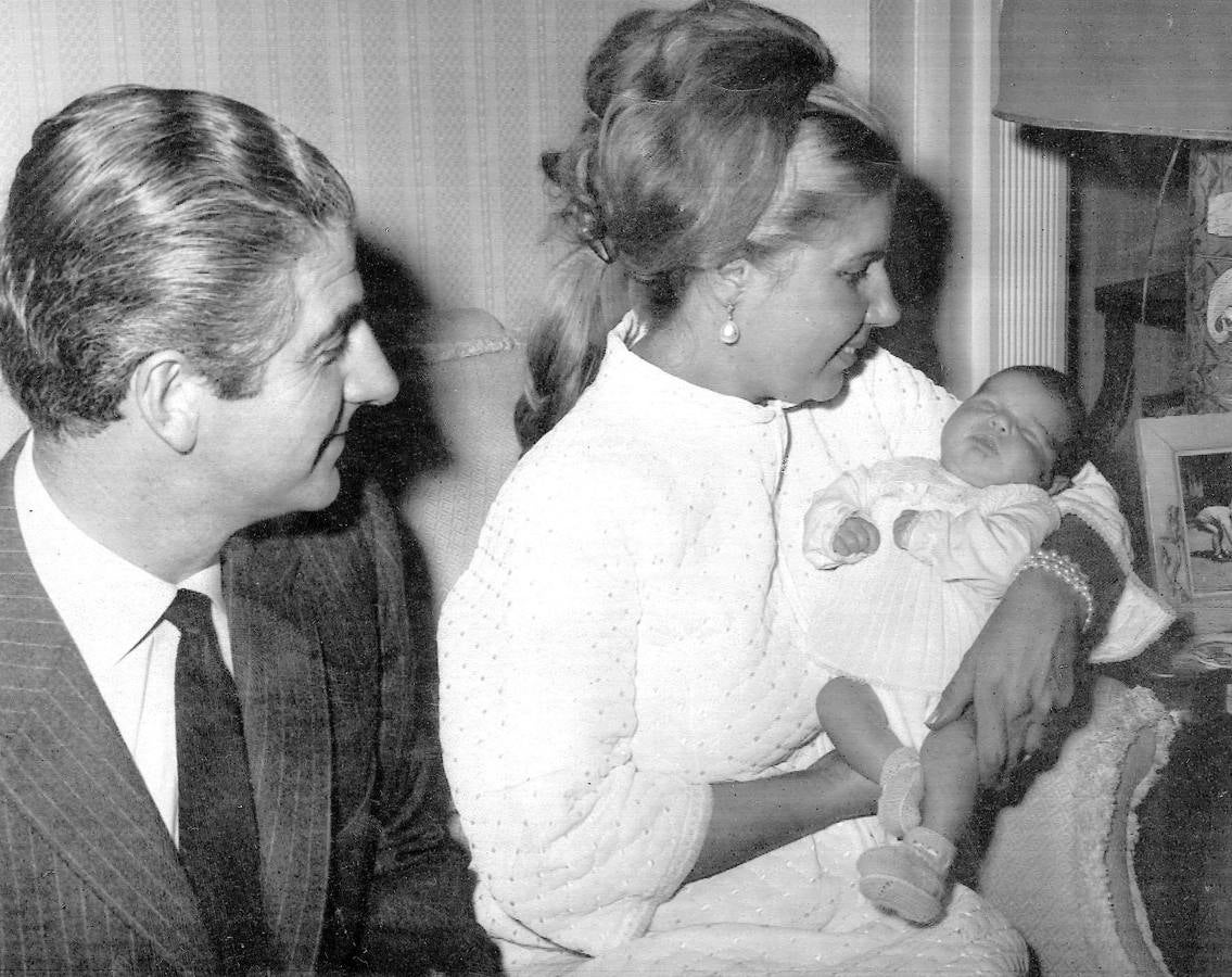 Luis Martínez de Irujo y la duquesa con su hija Eugenia, la benjamina. 