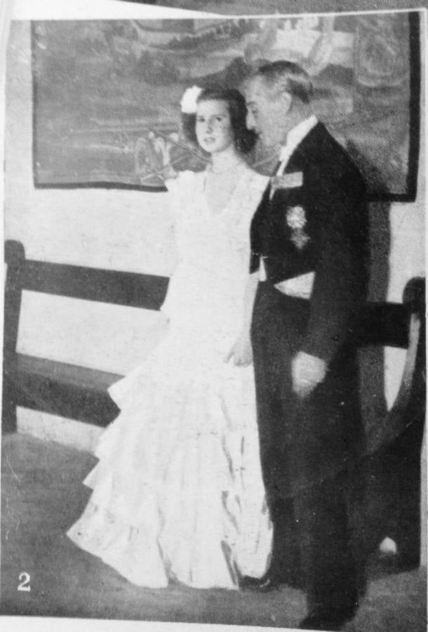 Vestida de flamenca, con su padre el duque de Alba. 