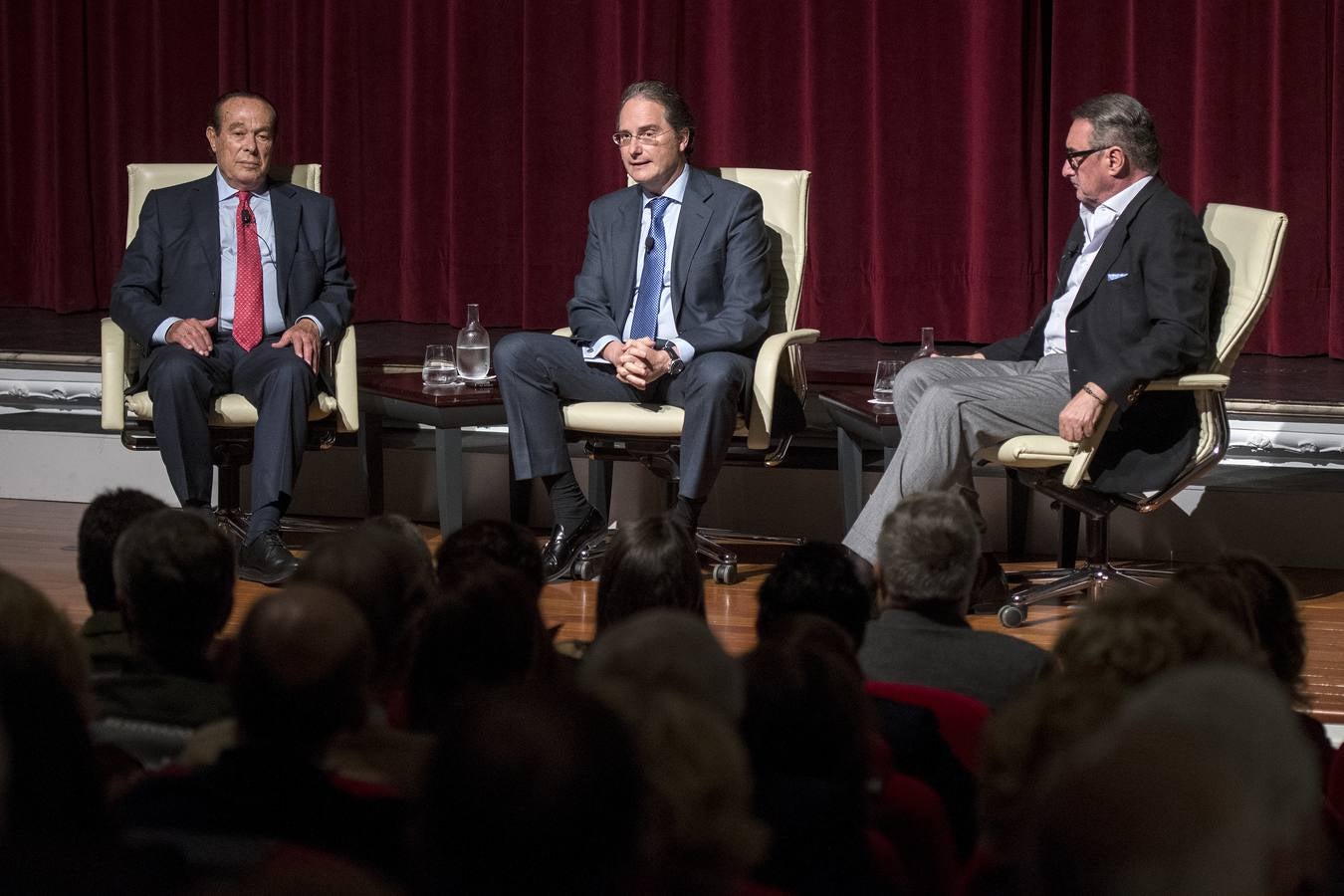 En imágenes, el «Mano a Mano» de Curro Romero y Carlos Herrera en Cajasol