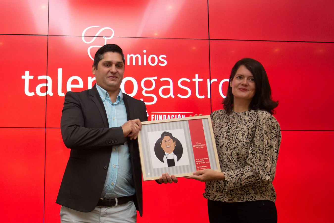 Isabel Aguilar entrega el galardón a Marco Nieto, de Cañabota
