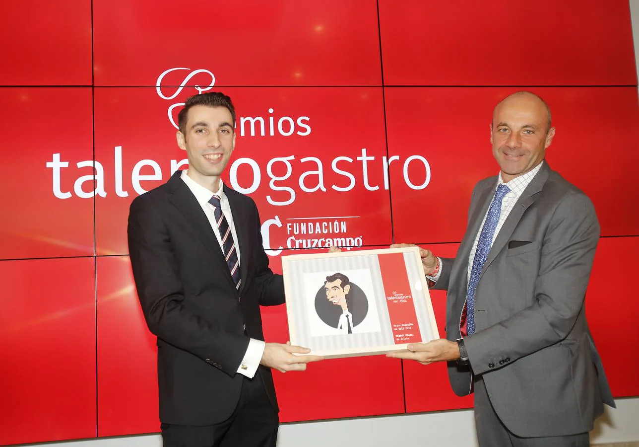 Miguel übeda recibe el premio de parte de Ignacio Cunillé