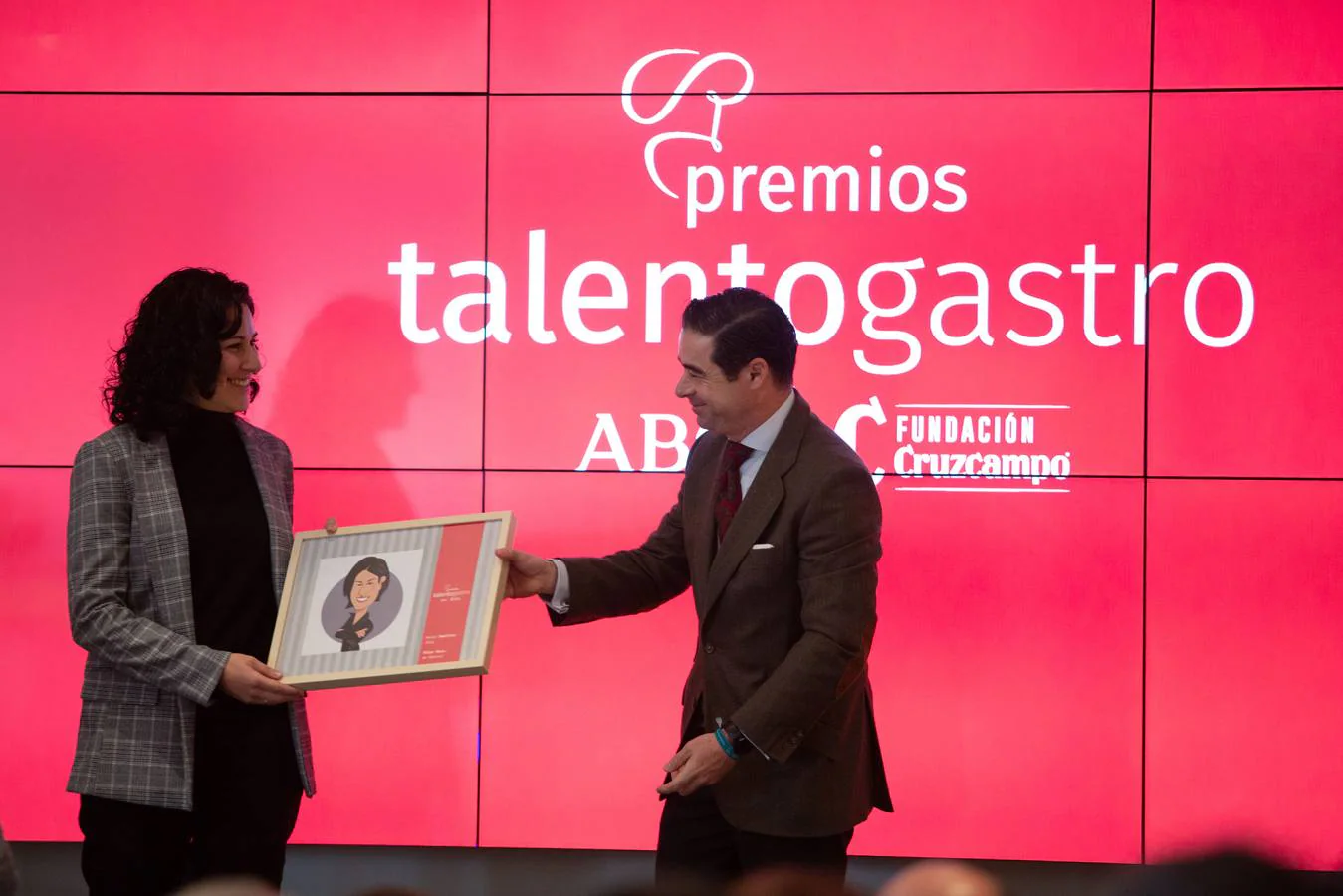 Pilar Vaca recibe el premio de Antonio Luque
