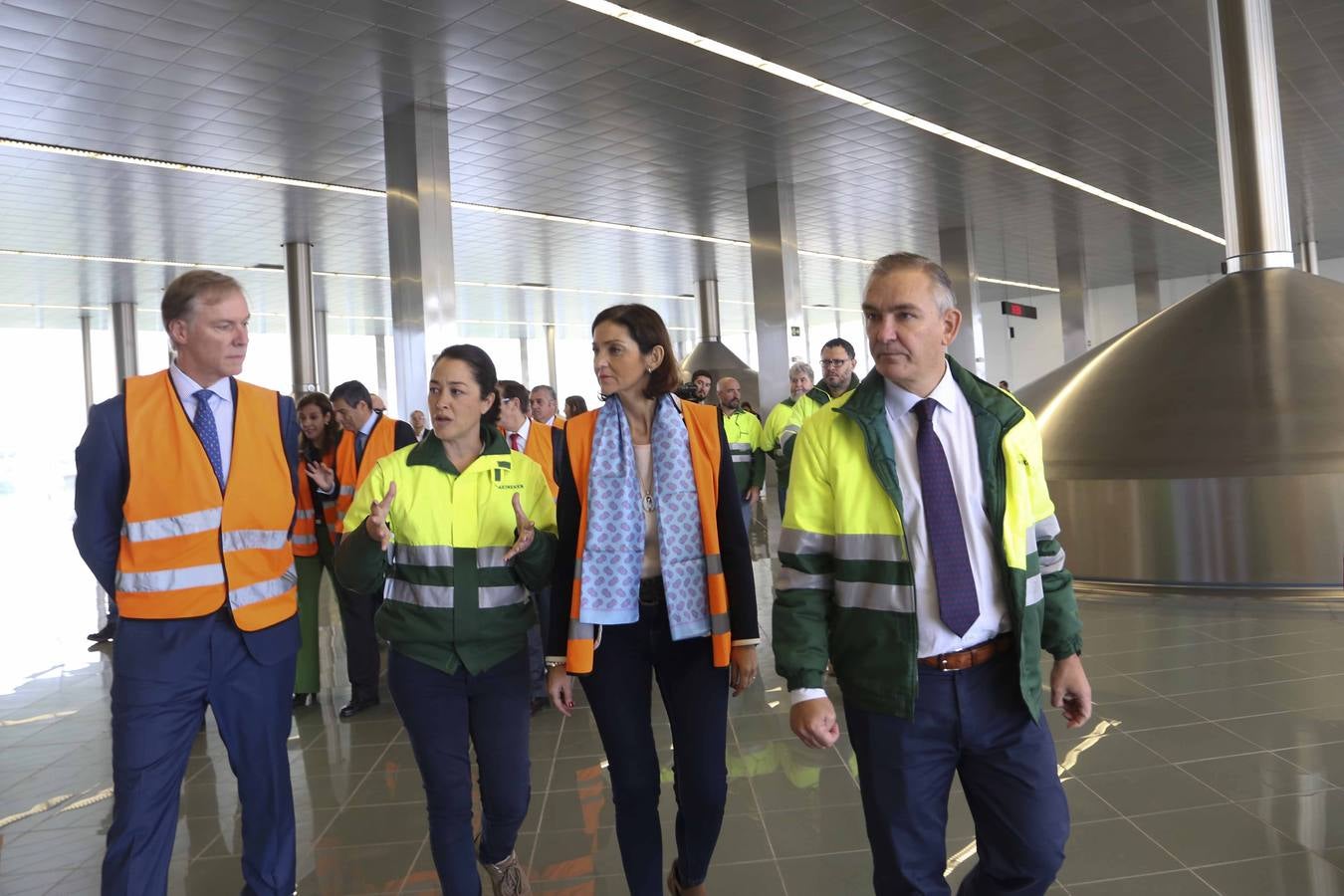 La visita de la ministra Maroto a la fábrica de Heineken, en imágenes