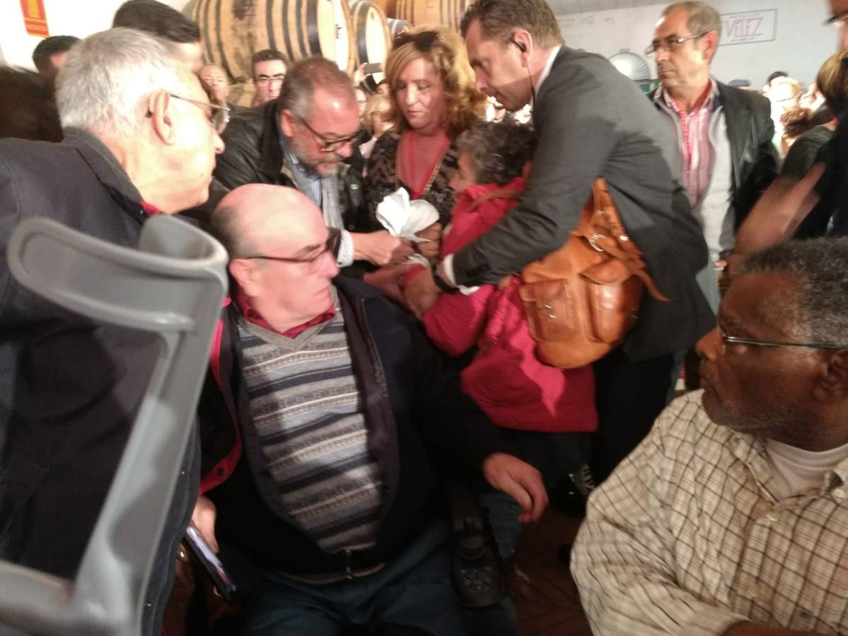 Desalojo de la mujer que protestó en el mitin del PSOE en Chiclana