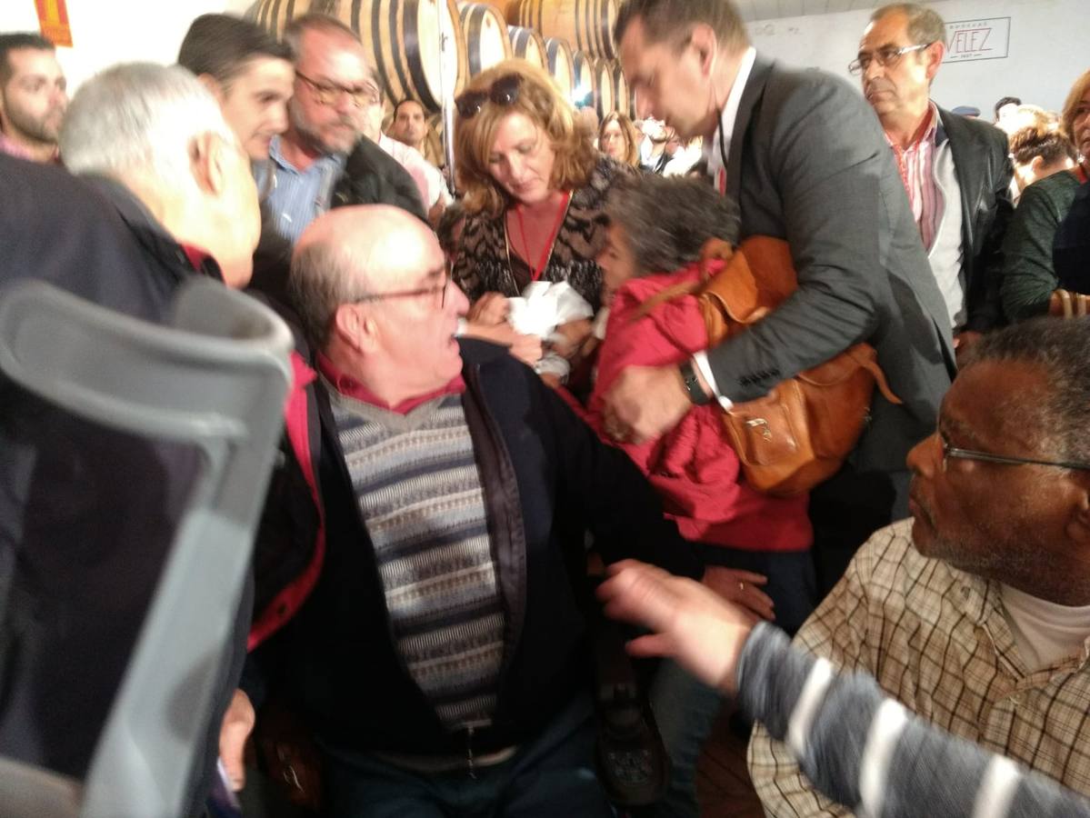 Desalojo de la mujer que protestó en el mitin del PSOE en Chiclana