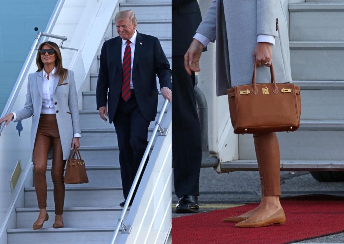 No cabe duda de que la colección de Hermès, y más concretamente los bolsos Birkin son sus favoritos. El Birkin vache naturelle solo existe en un color, natural-arena, y ha salido a la venta este mismo armario. La Primera Dama no tiene reparo en mostrar que es el modelo que usa para ir de viaje, en un tono más oscuro, Melania Trump tampoco pudo resistirse a este bolso de 10.000 euros.