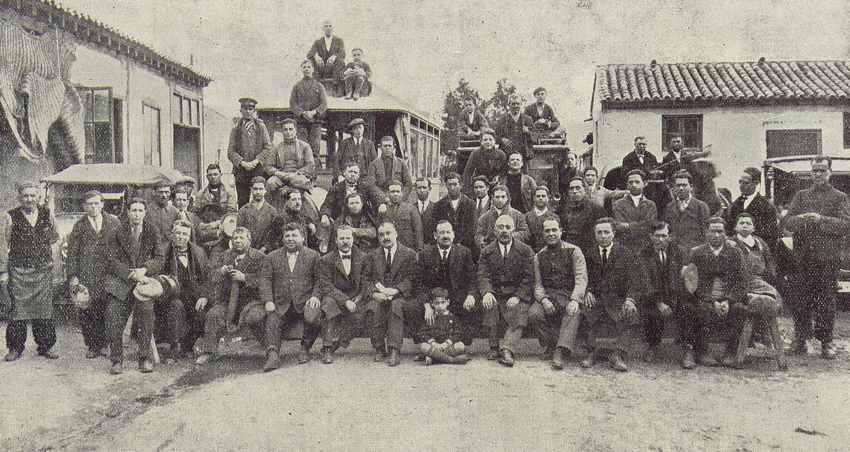 Personal de la empresa Alegre en el patio de las cocheras. Foto de Lucas Fraile. El Castellano (14 de febrero de 1925). Archivo Municipal de Toledo. 