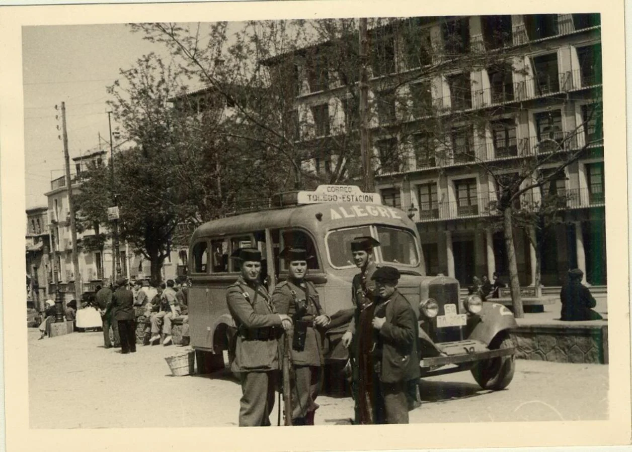 Escena en Zocododer con un autobús de la empresa Alegre hacia 1946. Archivo Municipal de Toledo. 