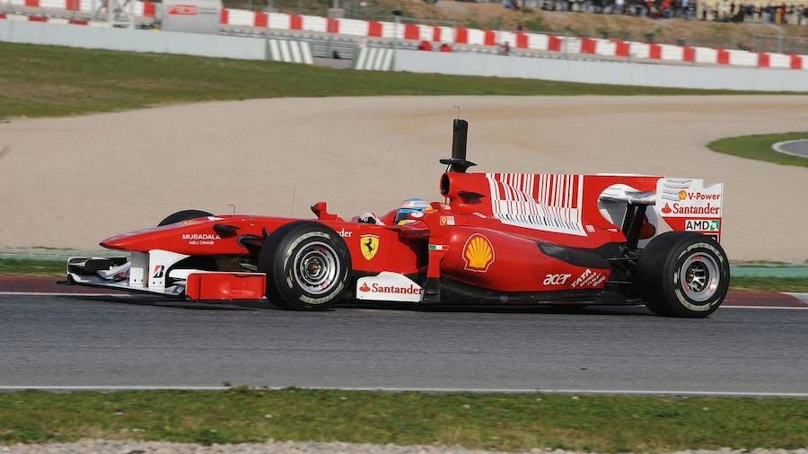 Subcampeonato en el debut con Ferrari. En 2010, tras meses de especulaciones, firma con la Escudería Ferrari. Con los italianos estuvo a punto de lograr su tercer campeonato, pero en la última carrera en Abu Dhabi se lo impidió Sebastian Vettel.
