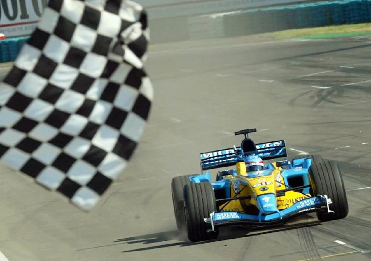 Primera victoria oficial. En 2003, con 22 años, lograría su primera victoria en Hungría, siendo entonces el piloto más joven en conseguirlo