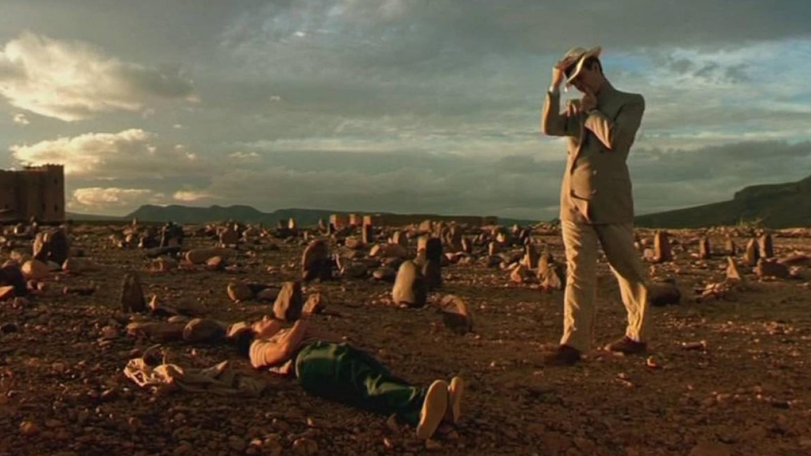 «El cielo protector». La película dramática de 1990, que está protagonizada por Debra Winger y John Malkovich, está basado en la novela homónima del escritor Paul Bowles, quien aparece en la película como narrador