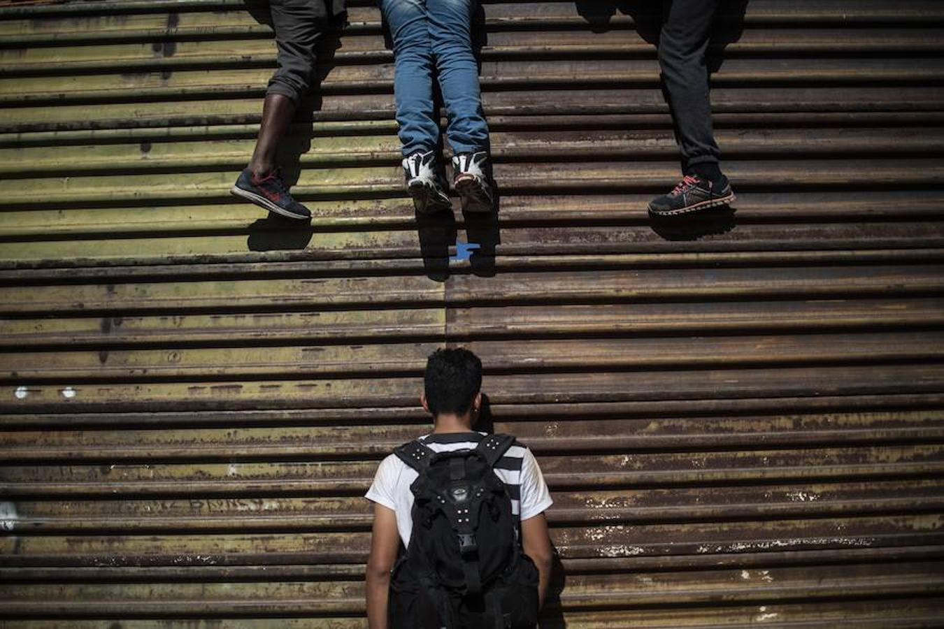 Cientos de inmigrantes tratan de cruzar por la fuerza la frontera entre México y EE.UU. en Tijuana. Los miembros de la caravana rompen el cerco policial y corren para intentar pasar a Estados Unidos