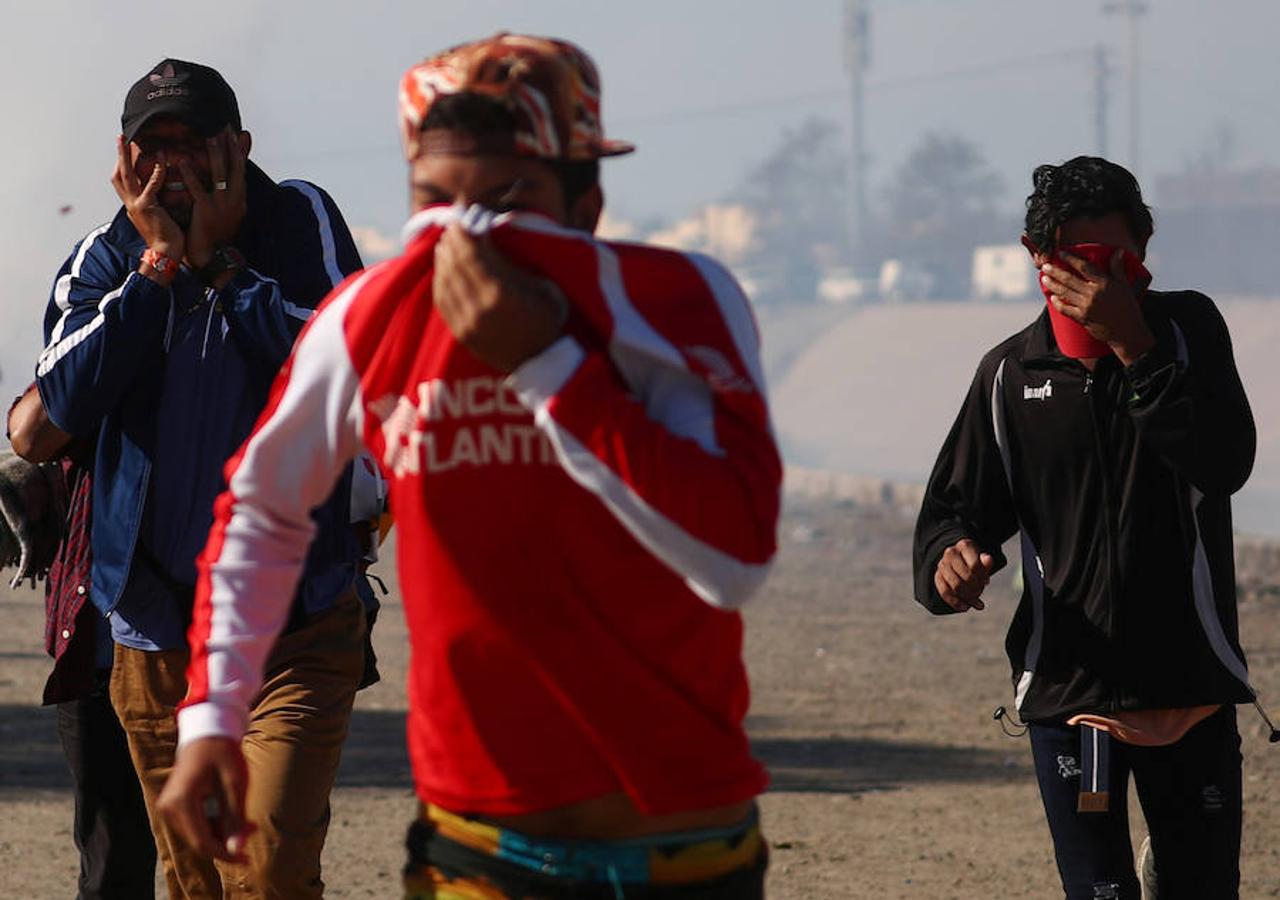 Cientos de inmigrantes tratan de cruzar por la fuerza la frontera entre México y EE.UU. en Tijuana. Los miembros de la caravana rompen el cerco policial y corren para intentar pasar a Estados Unidos