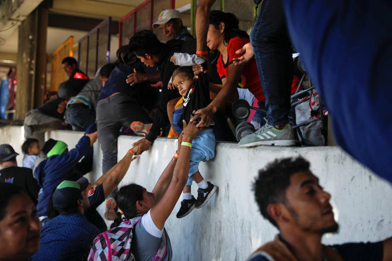 Cientos de inmigrantes tratan de cruzar por la fuerza la frontera entre México y EE.UU. en Tijuana. Los miembros de la caravana rompen el cerco policial y corren para intentar pasar a Estados Unidos