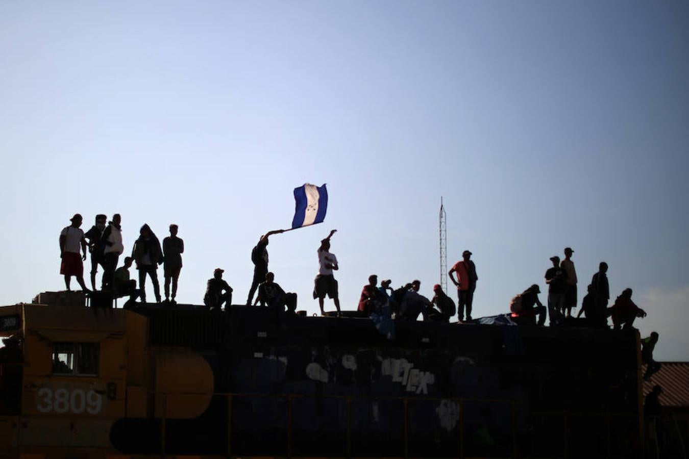 Cientos de inmigrantes tratan de cruzar por la fuerza la frontera entre México y EE.UU. en Tijuana. Los miembros de la caravana rompen el cerco policial y corren para intentar pasar a Estados Unidos