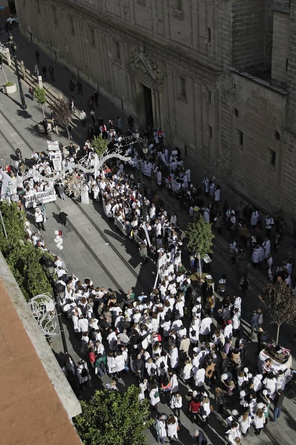 Los médicos salen a la calle para exigir medios y personal