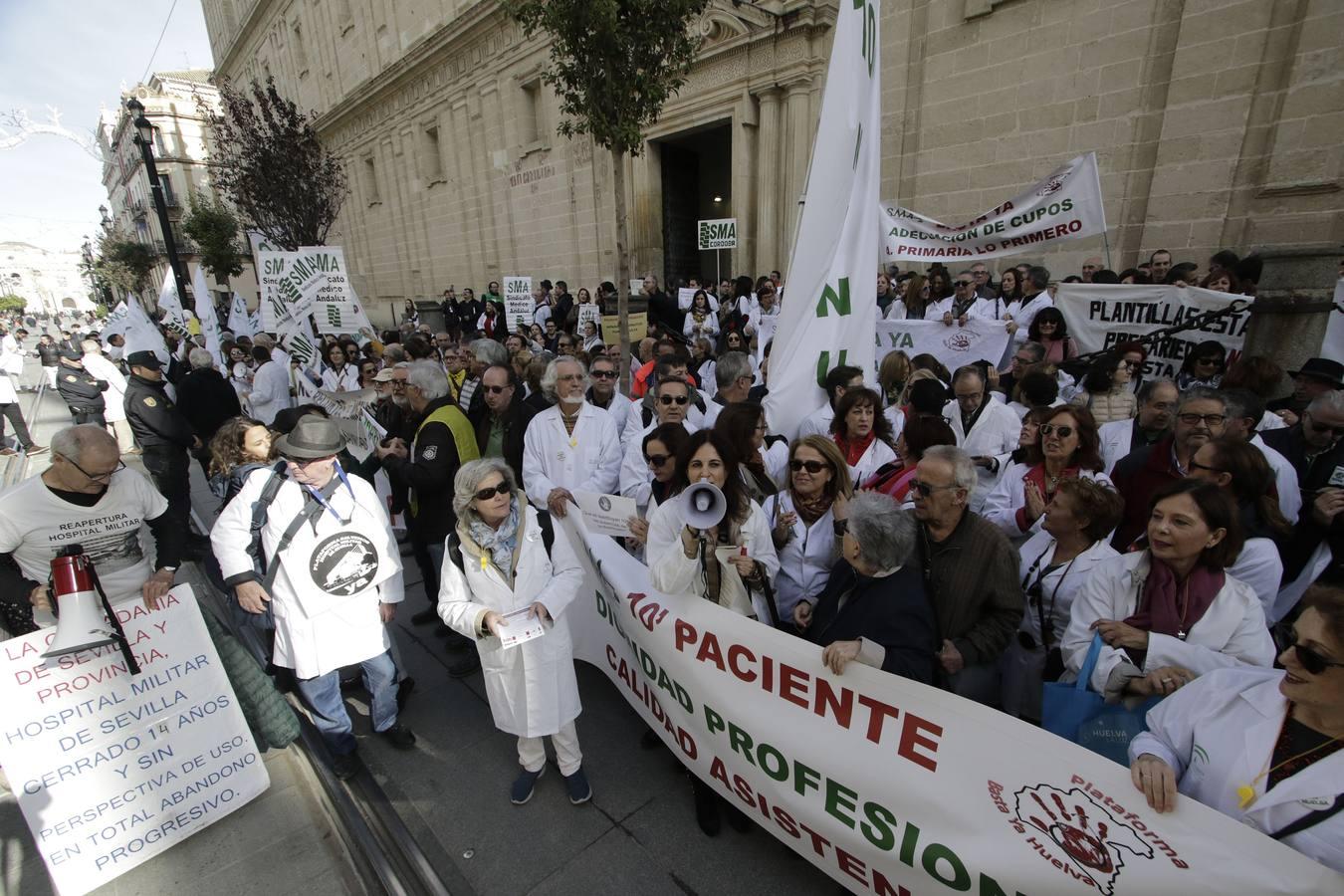 Los médicos salen a la calle para exigir medios y personal