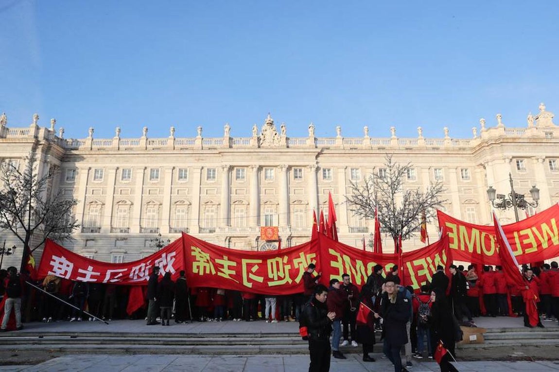 Numerosas personas pertenecientes a la comunidad china en España esperan la llegada del presidente chino. 