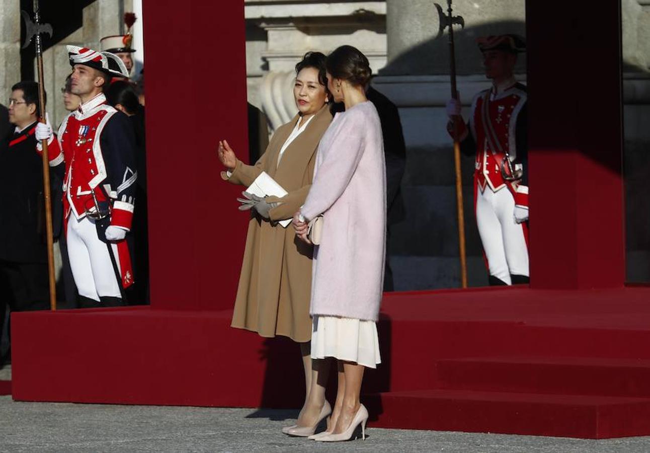 Peng Liyuan, mujer del presidente chino, habla con la Reina Letizia. 