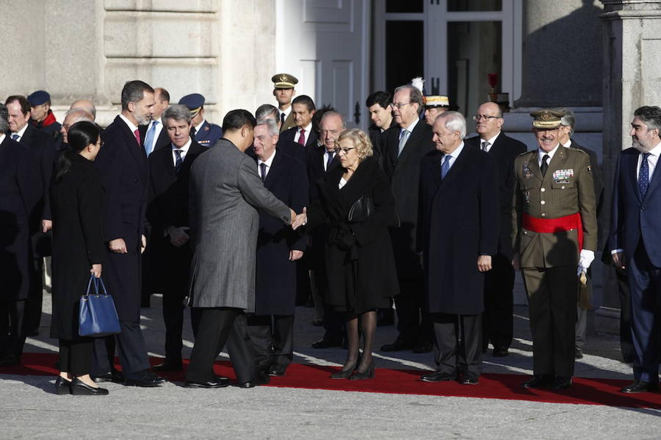 El presidente de la República Popular China, Xi Jinping, saluda a la alcaldesa de Madrid, Manuela Carmena. 