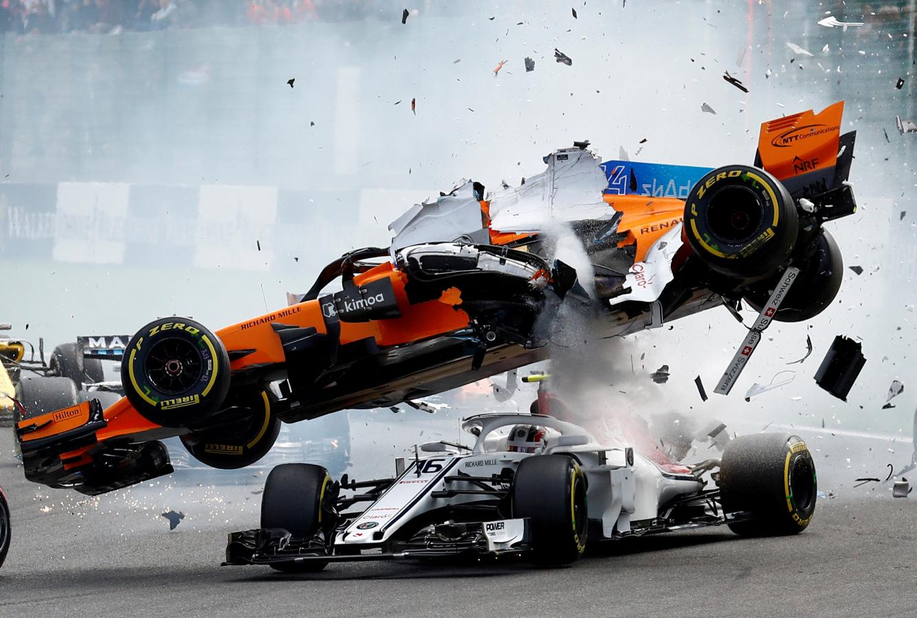 El McLaren de Fernando Alonso y el Sauber de Charles Leclerc se estrellan en la primera curva durante el Gran Premio de Bélgica (Stavelot), el 26 de agosto de 2018.. 