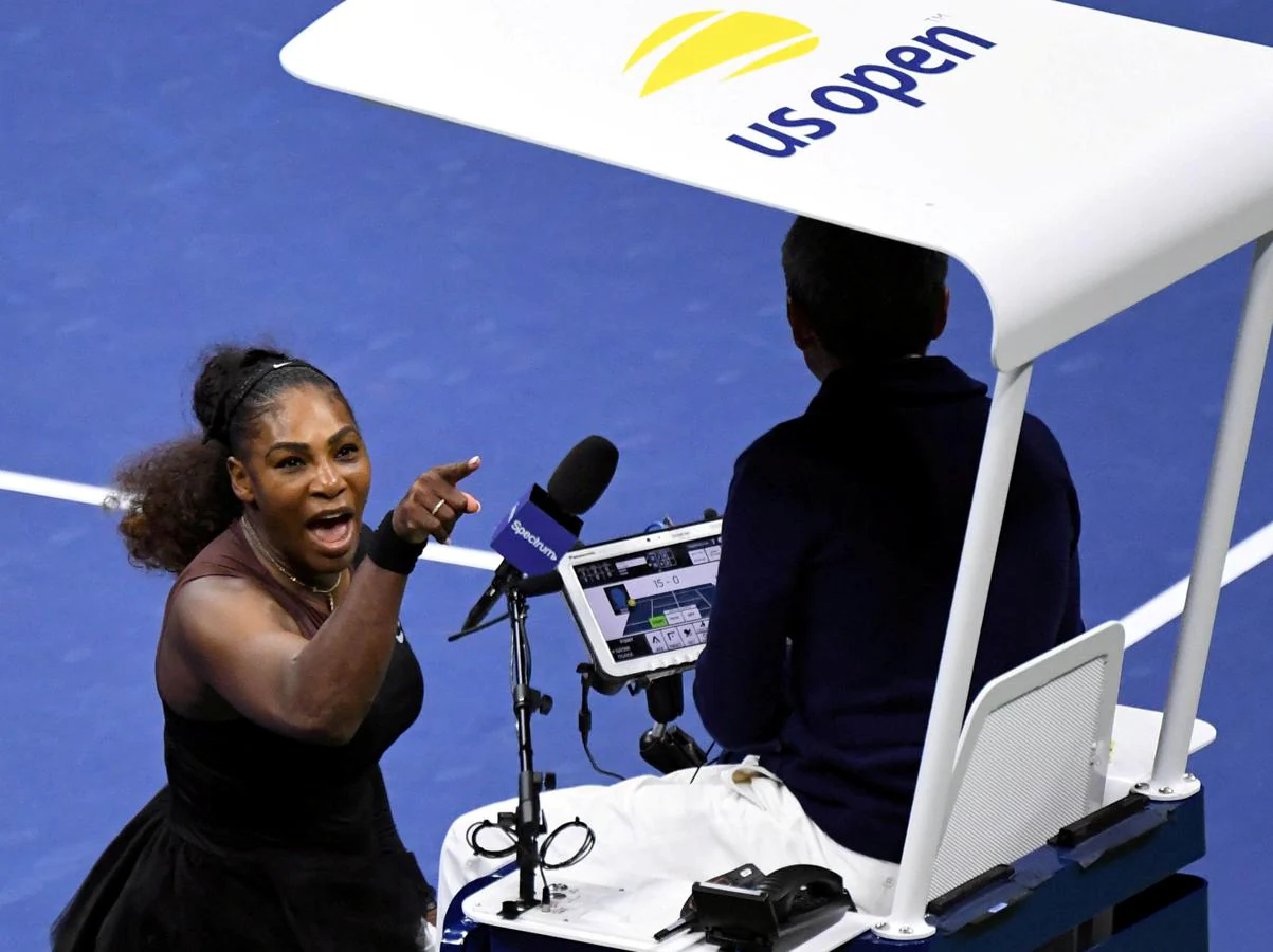 La tenista estadounidense Serena Williams protesta airadamente al juez de silla Carlos Ramos en la final femenina del Abierto de Estados Unidos 2018 contra la japonesa Naomi Osaka, el 8 de septiembre de 2018.. 
