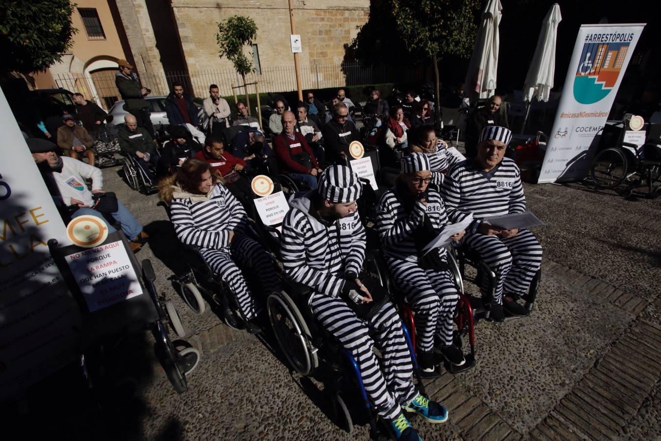 Los discapacitados denuncian las barreras con las que se encuentran en Sevilla