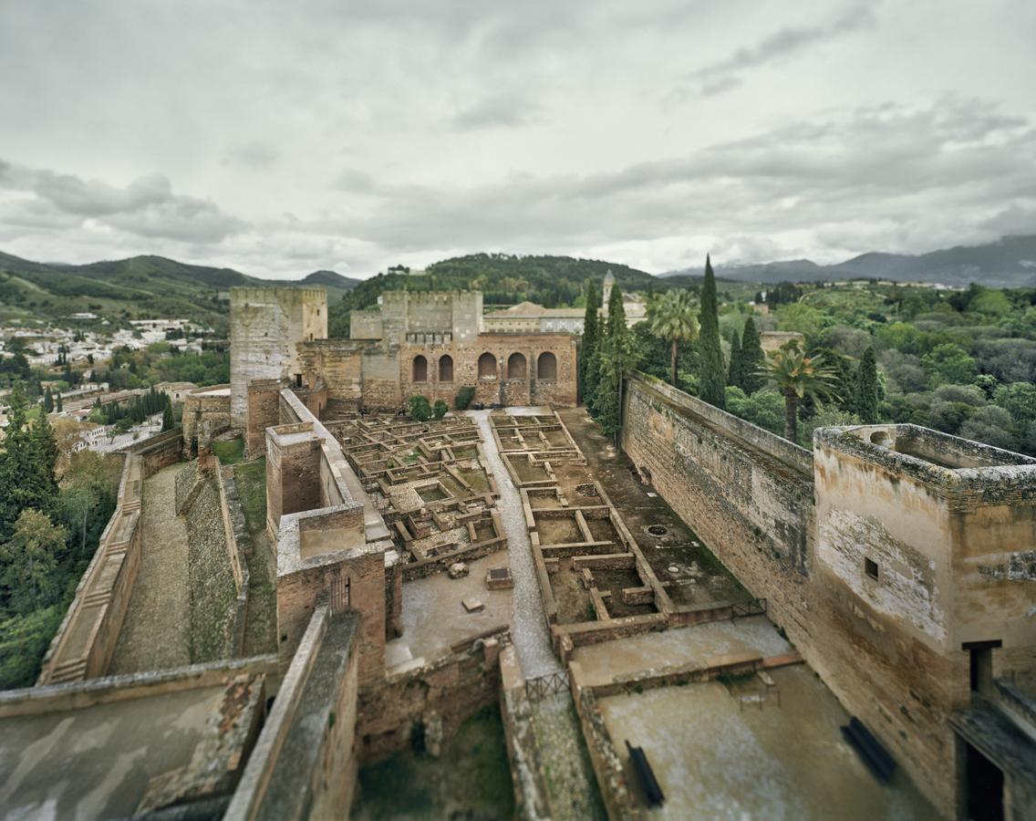 La Alhambra de Fernando Manso. “Alhambra” (Editorial Lunwerg), el nuevo libro del fotógrafo Fernando Manso (Madrid, 1961), nos muestra con el particular estilo de este artista uno de los monumentos más representativos de nuestra historia y nuestro territorio, y también uno de los más bellos y visitados del mundo