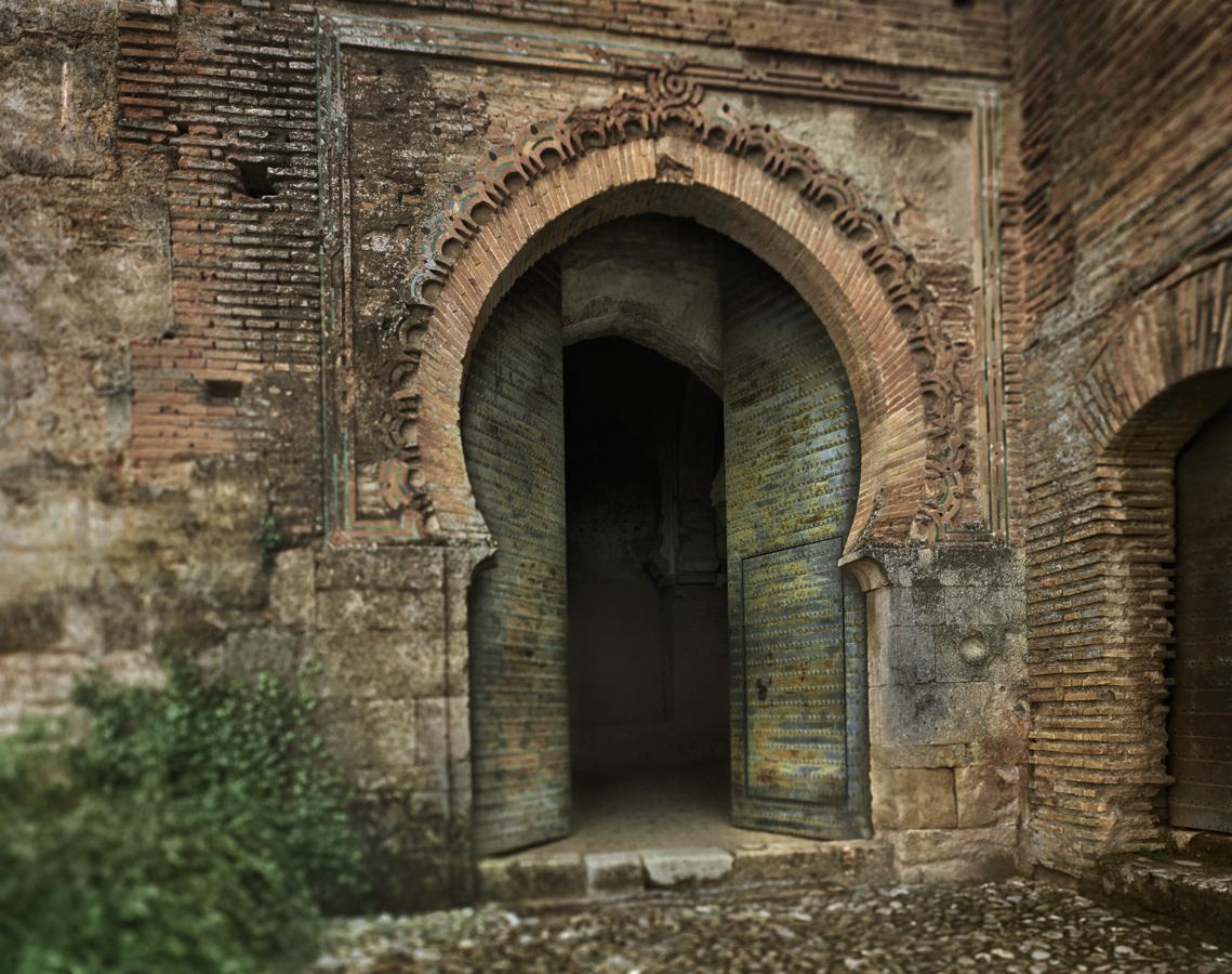 La Alhambra de Fernando Manso. El libro incluye también los apuntes previos realizados por el fotógrafo, y concluye con una selección de fotografías “oxidadas”, en una técnica que añade una pátina de tiempo y misterio a los espacios, convertidos, ahora sí, en auténticos cuadros