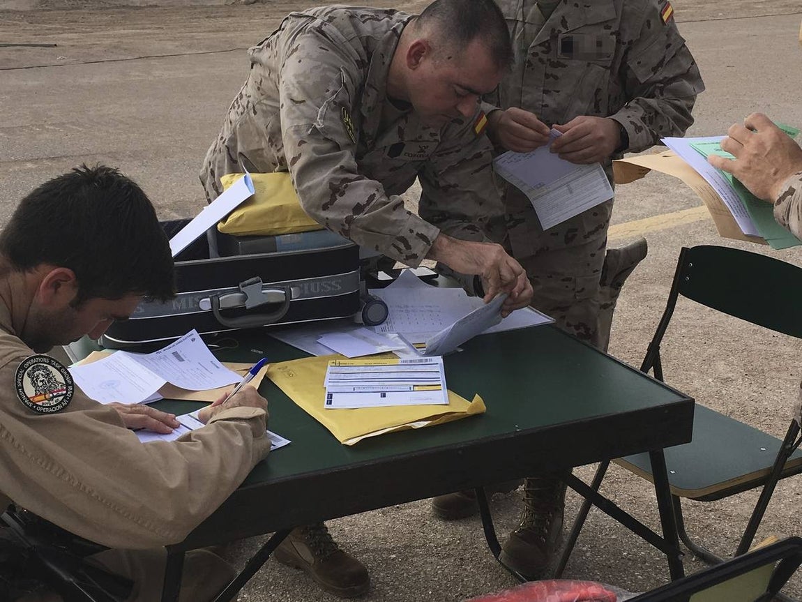 Los militares, los primeros en votar