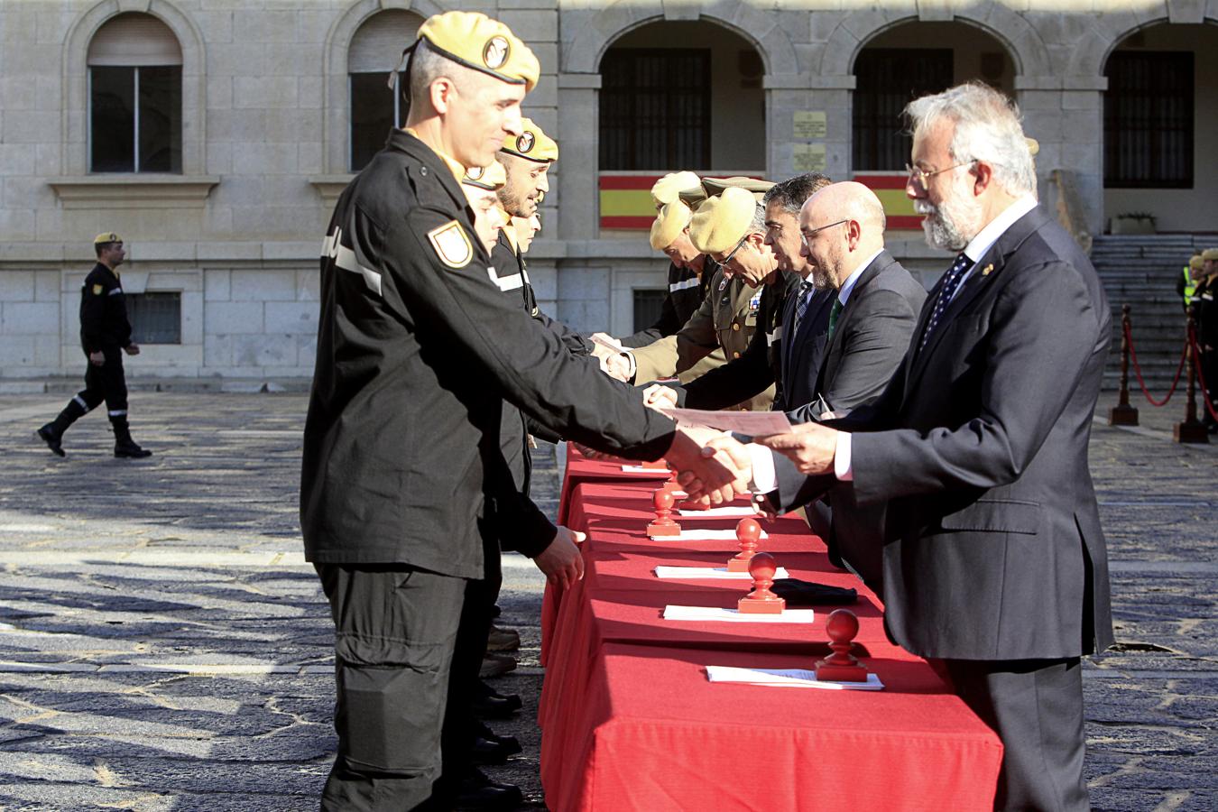 Clausura del curso básico de Emergencias de la UME en la Academia de Infantería