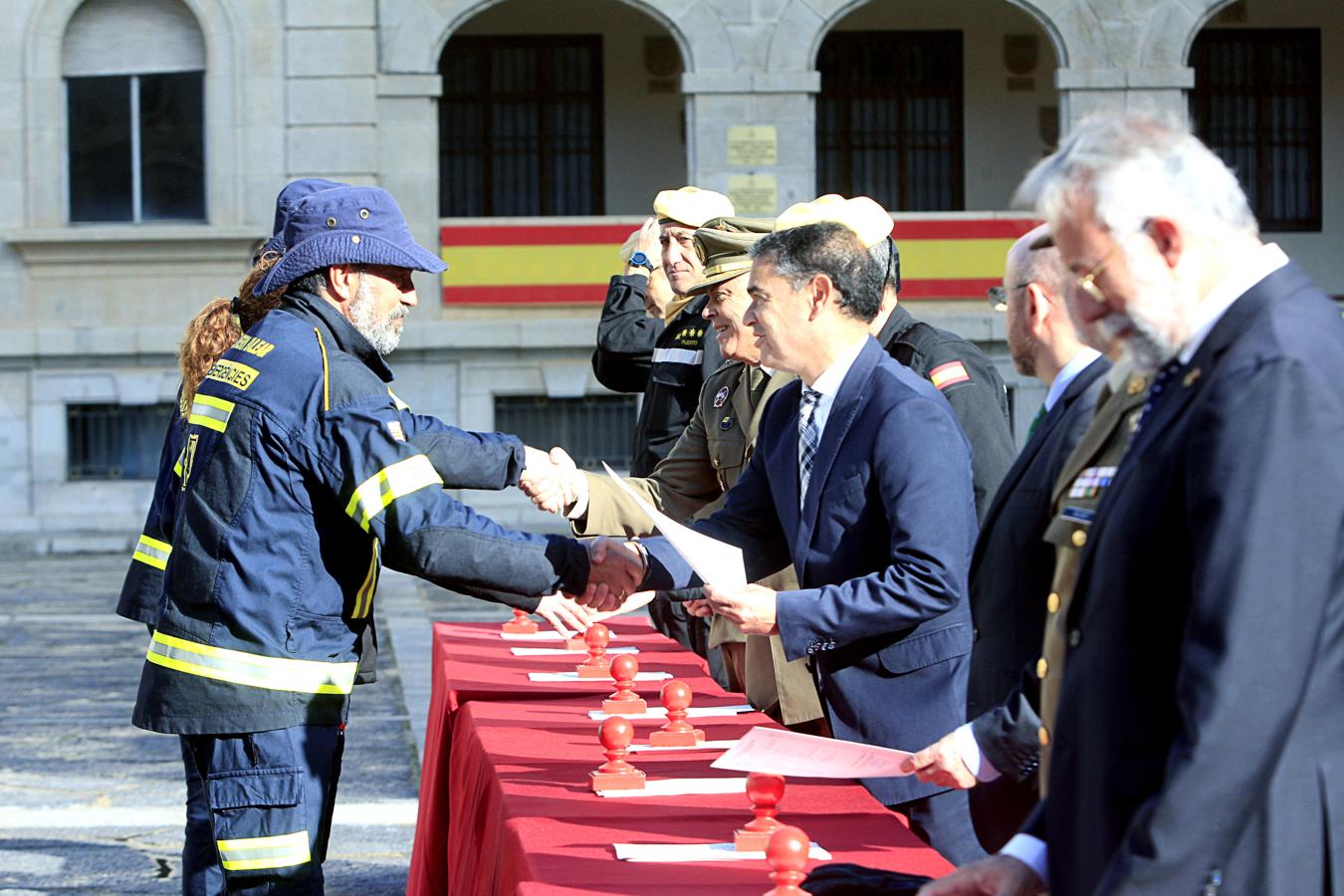 Clausura del curso básico de Emergencias de la UME en la Academia de Infantería