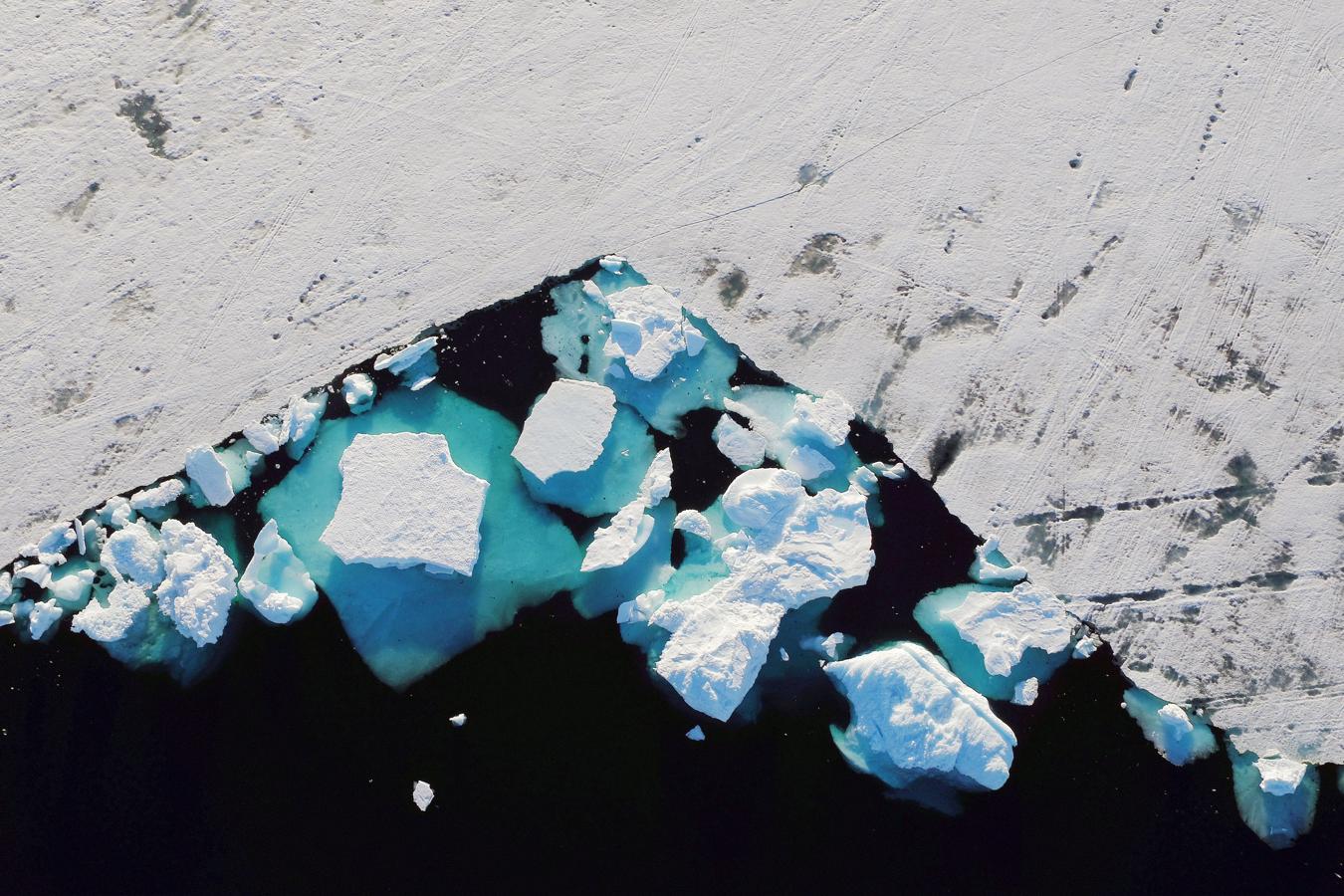 Un iceberg flota en un fiordo cerca de la ciudad de Tasiilaq, Groenlandia, el 18 de junio de 2018.. 