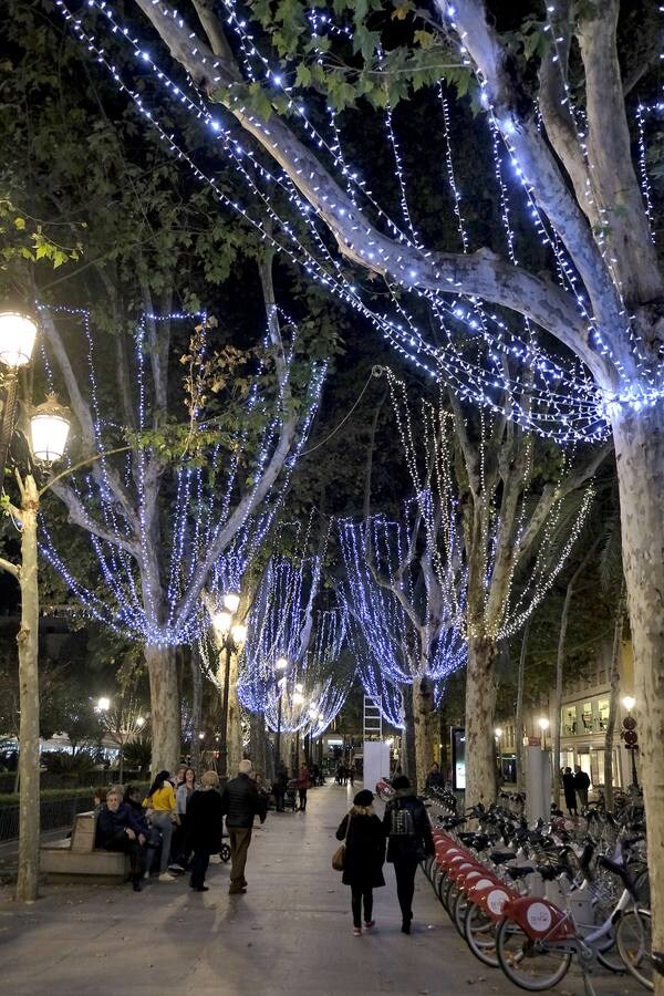 En imágenes, las luces de Navidad ya alumbran Sevilla
