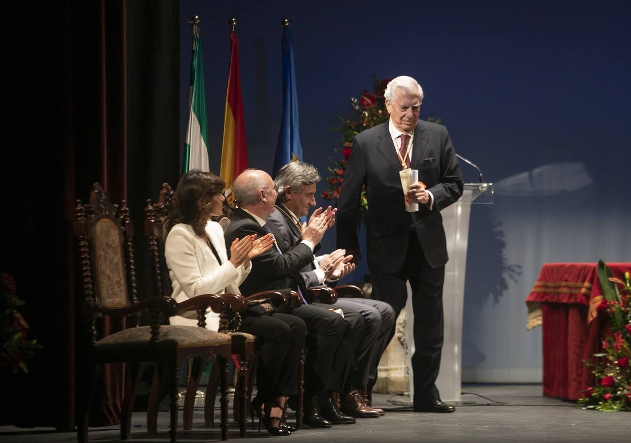 Mario Vargas Llosa en la entrega de los Premios Averroes, en imágenes