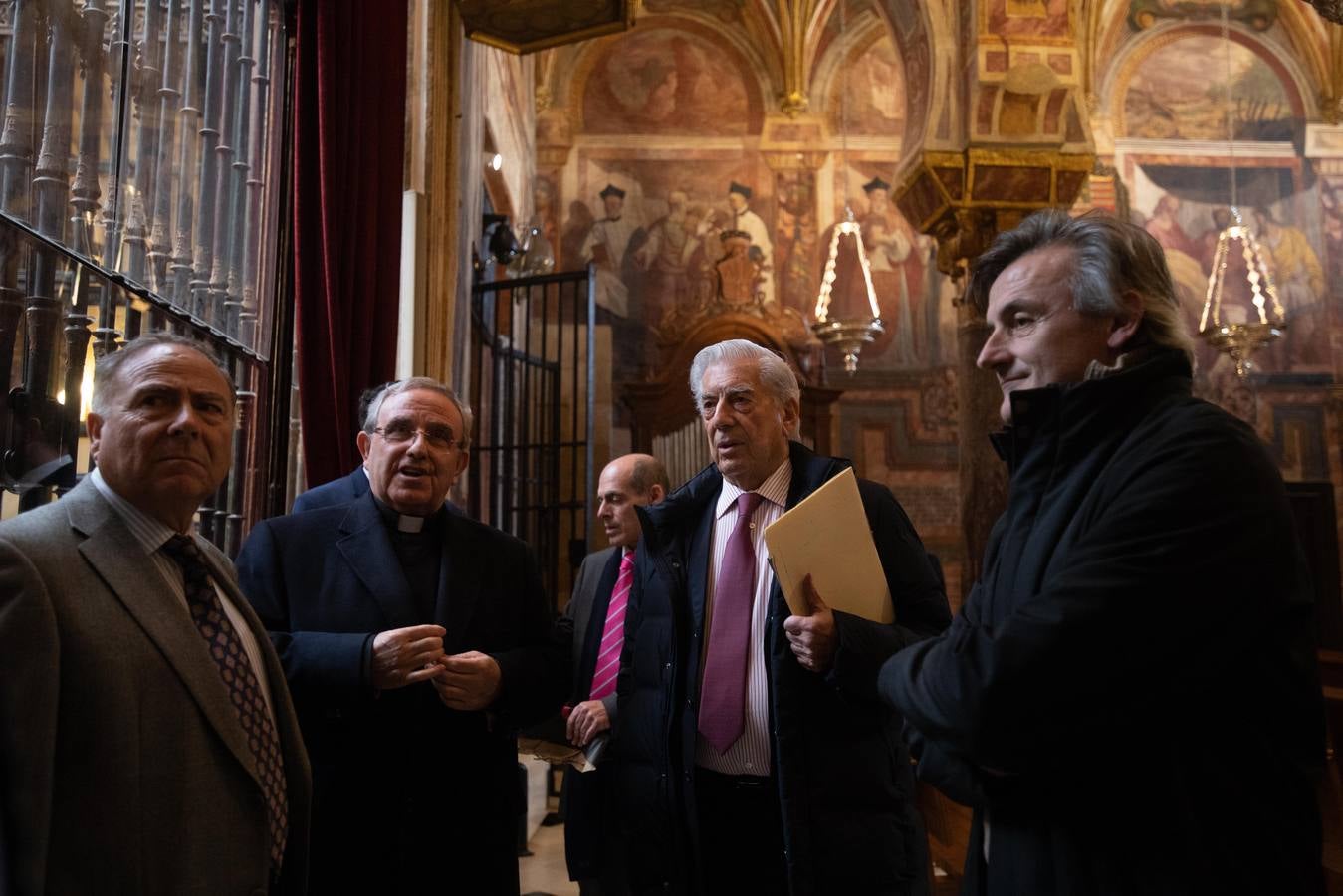 La visita de Vargas Llosa a la Mezquita-Catedral de Córdoba, en imágenes