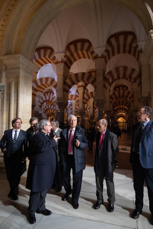 La visita de Vargas Llosa a la Mezquita-Catedral de Córdoba, en imágenes