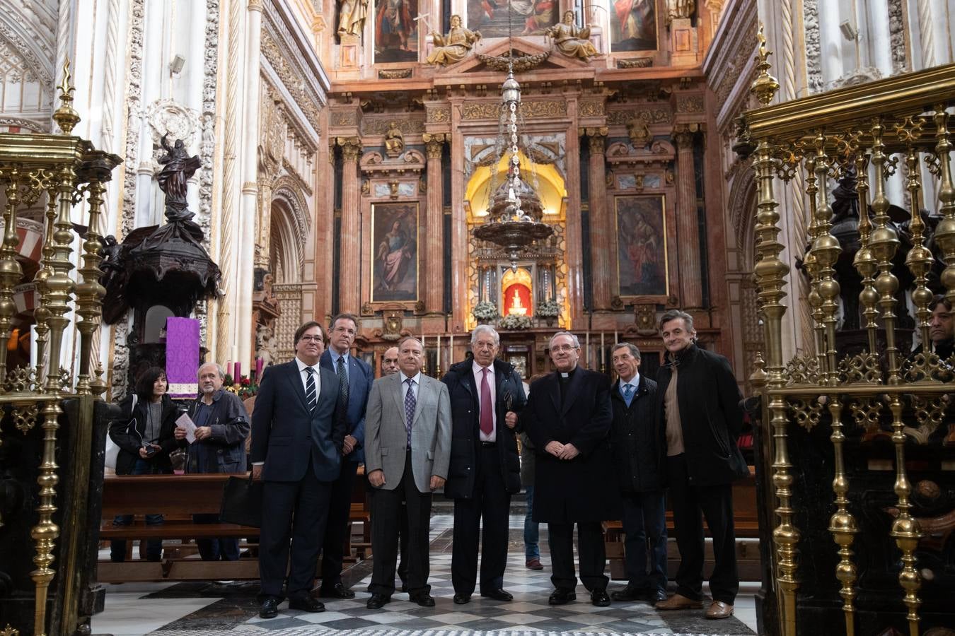 La visita de Vargas Llosa a la Mezquita-Catedral de Córdoba, en imágenes