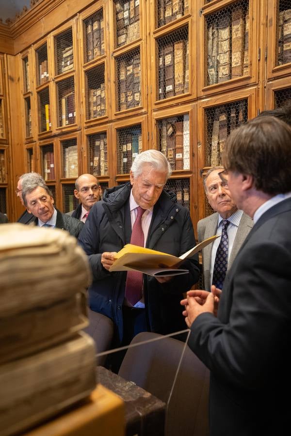 La visita de Vargas Llosa a la Mezquita-Catedral de Córdoba, en imágenes