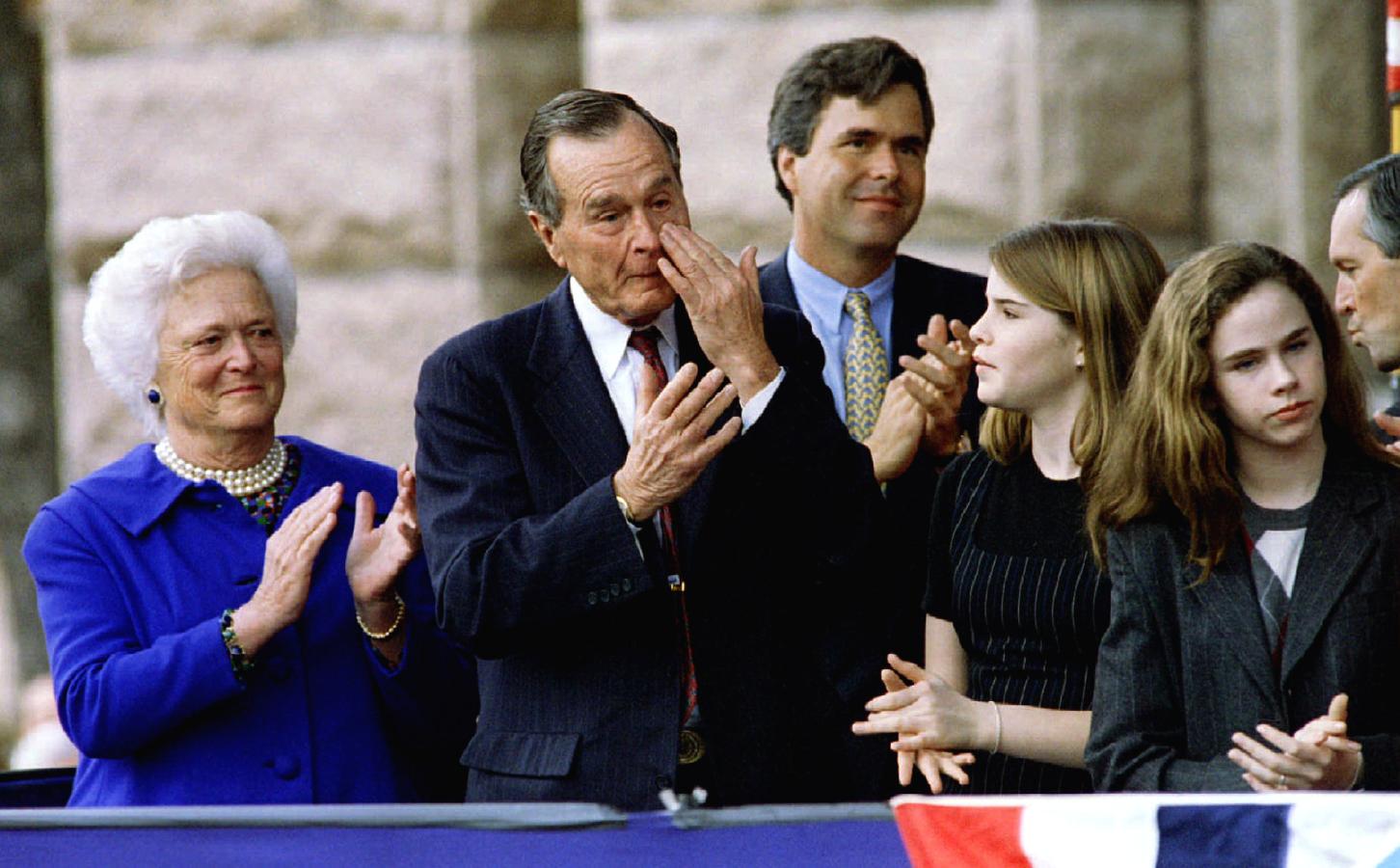 Bush, emocionado cuando su hijo es elegido gobernador de Texas en 1995. 