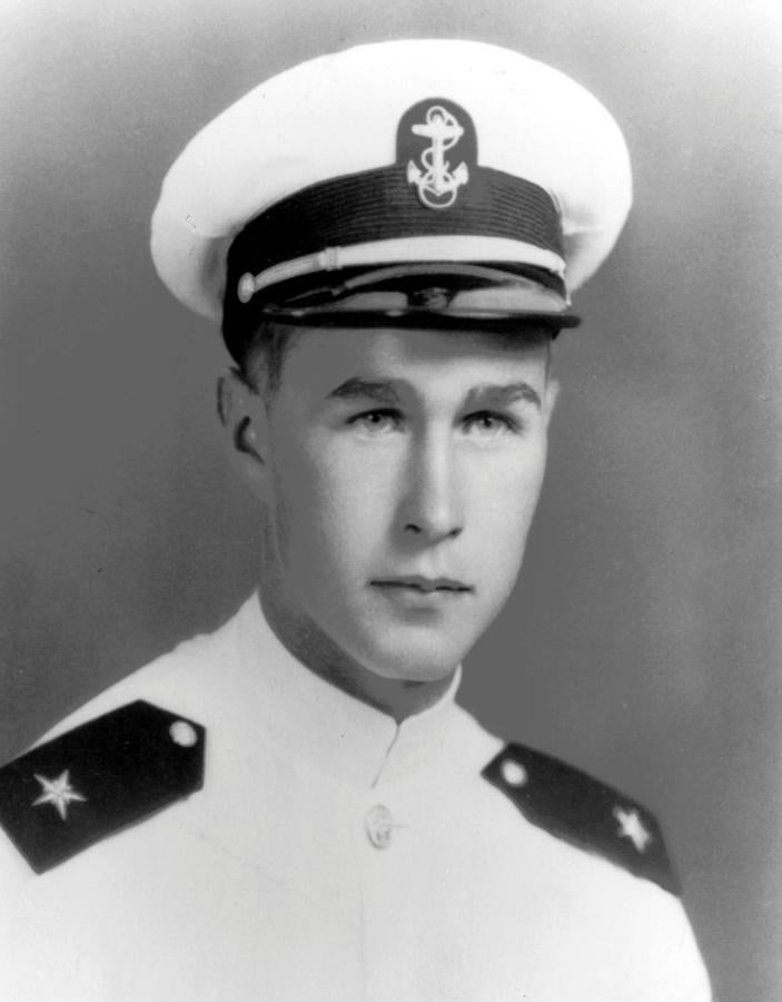 Un joven George H.W. Bush, con uniforme de cadete. 