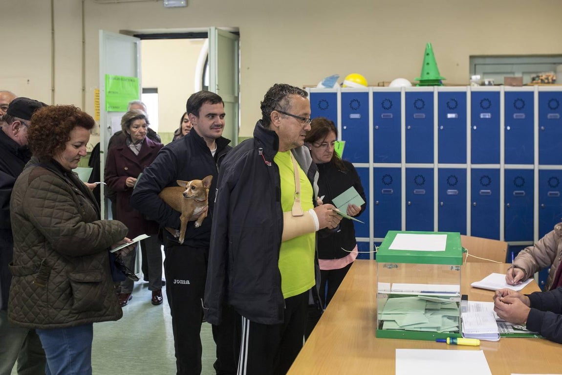En imágenes, el ambiente de los colegios electorales en las elecciones andaluzas 2018