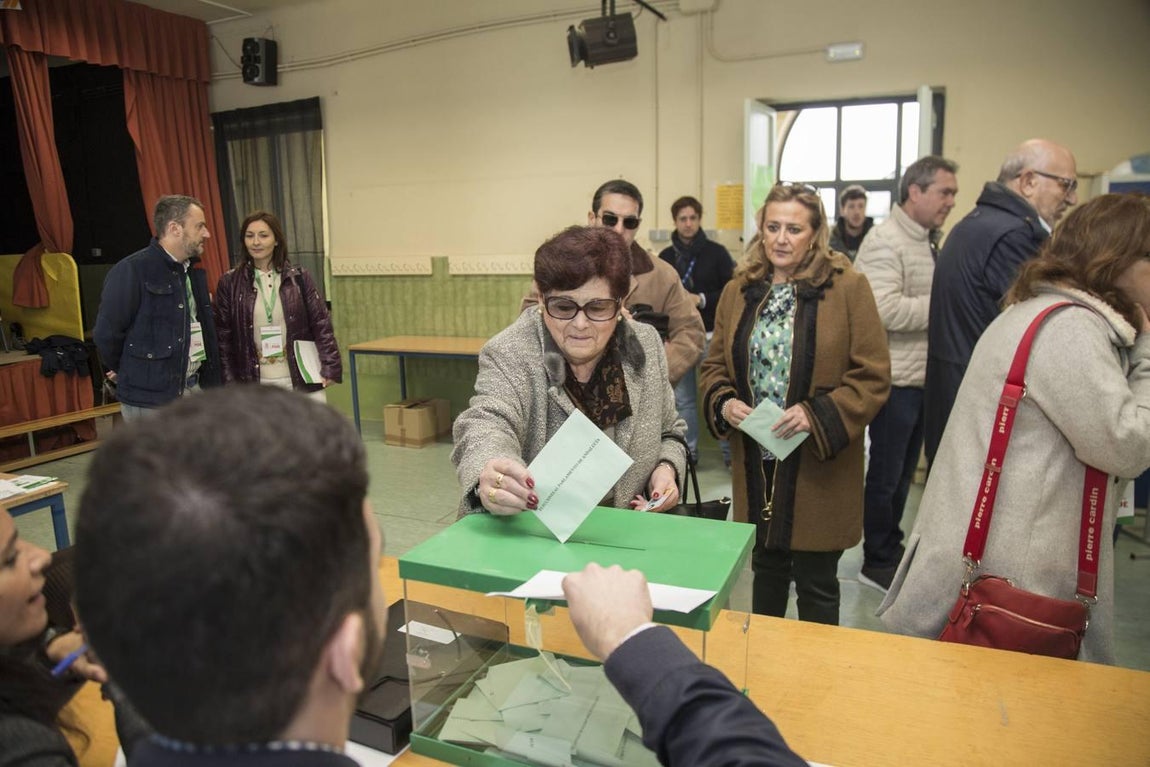 En imágenes, el ambiente de los colegios electorales en las elecciones andaluzas 2018