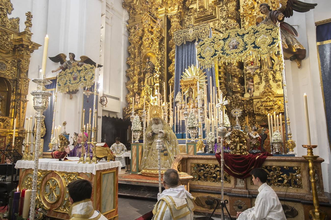 La bendición de la nueva bambalina de la Virgen de la Trinidad de Córdoba, en imágenes