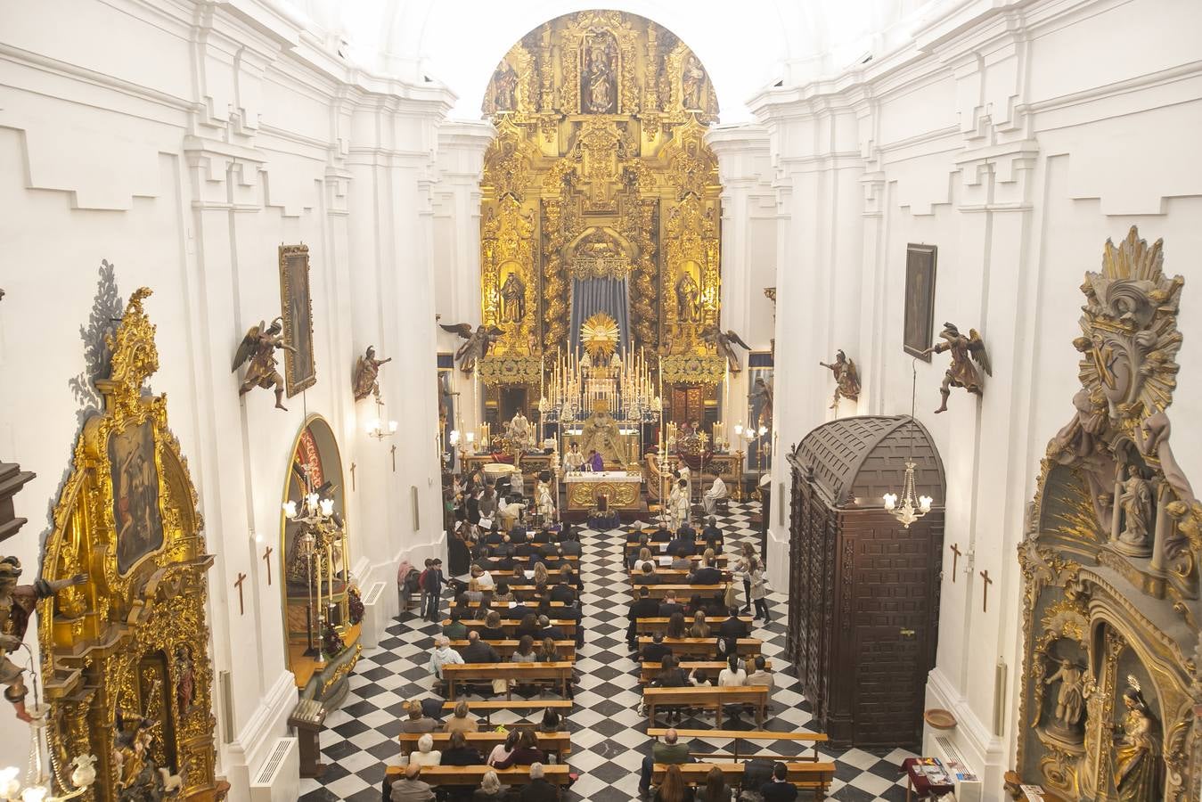 La bendición de la nueva bambalina de la Virgen de la Trinidad de Córdoba, en imágenes