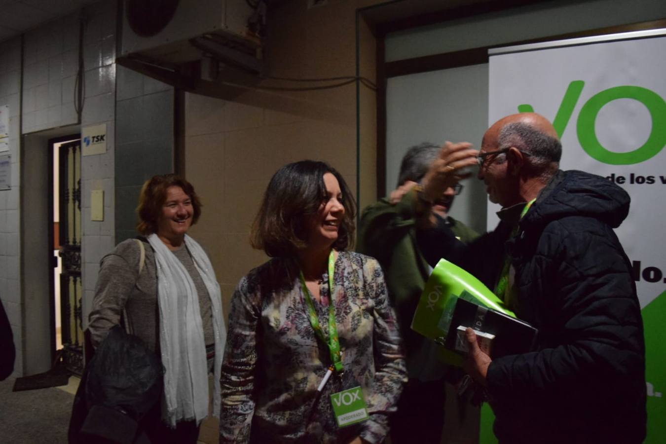 Vox Cádiz celebra con mucha energía y poca luz sus resultados en Andalucía