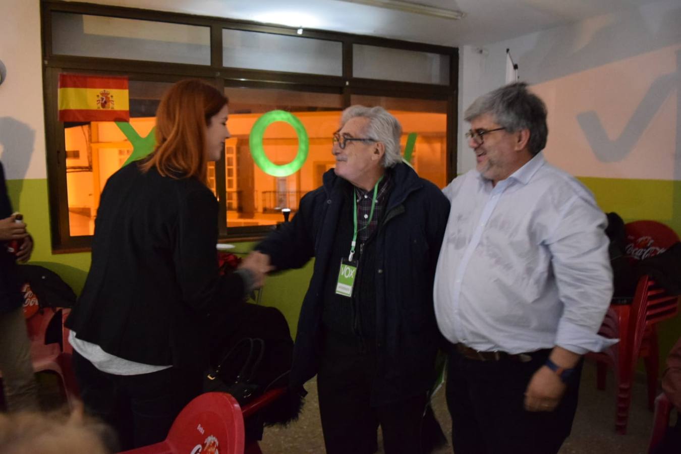 Vox Cádiz celebra con mucha energía y poca luz sus resultados en Andalucía