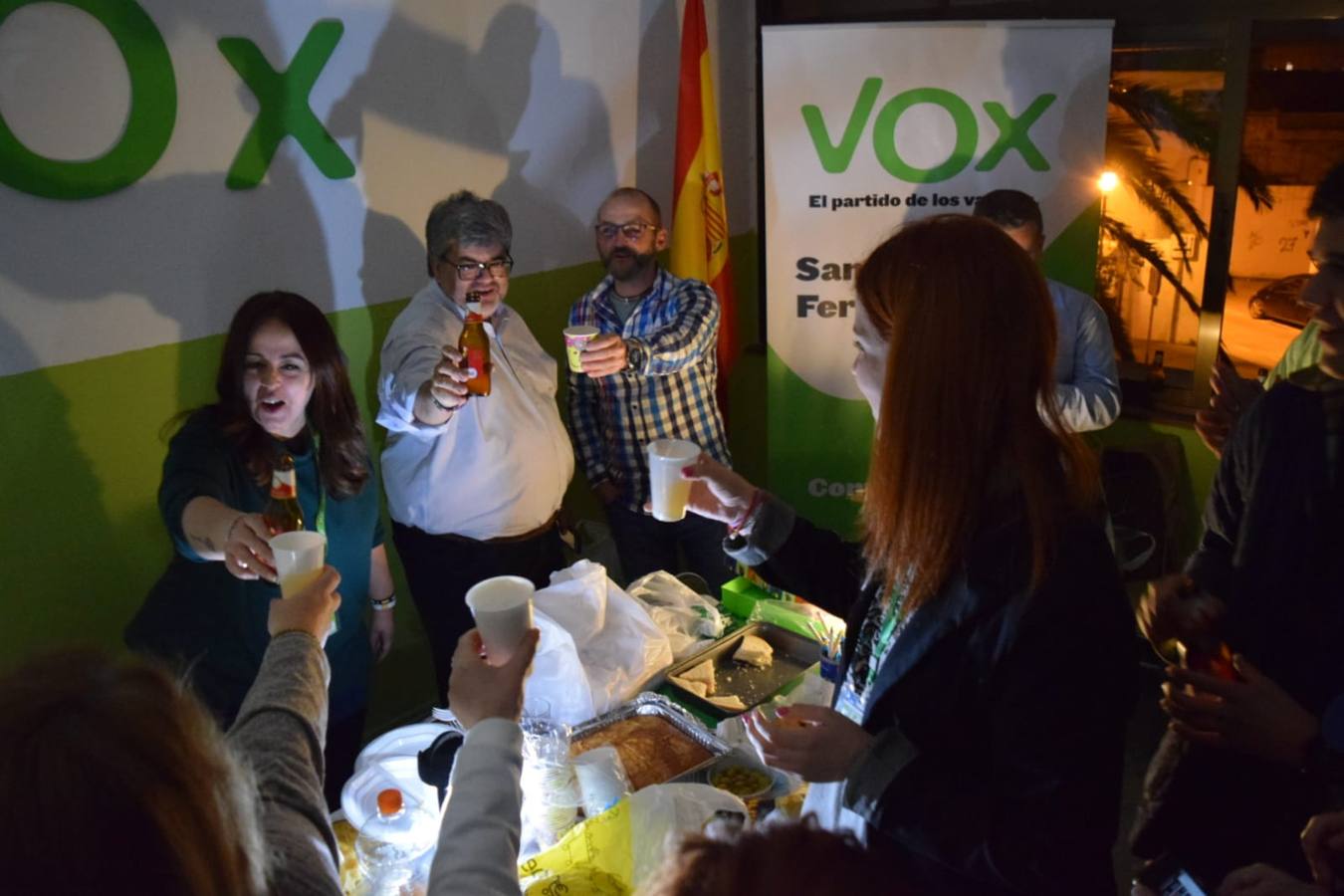 Vox Cádiz celebra con mucha energía y poca luz sus resultados en Andalucía